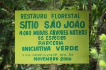 Plantio de árvores para neutralizar o carbono da expedição 1000dias (em São Carlos - SP. Foto Iniciativa Verde)